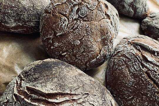 Какие проблемы могут возникнуть при неправильном добавлении сахара и солода в хлеб?