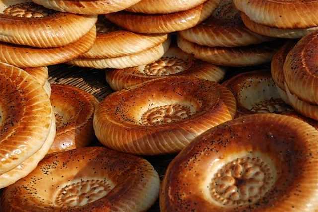 Традиционные и инновационные аспекты таджикского плоского хлеба