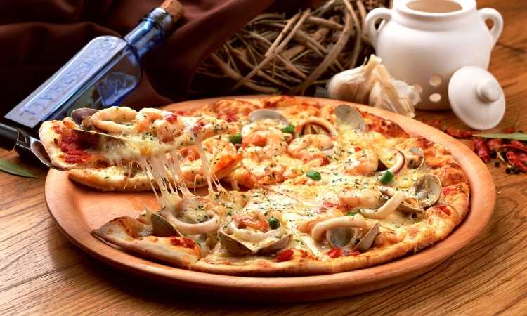 Италия сочная пицца-пица: тонкое тесто и апетитная начинка