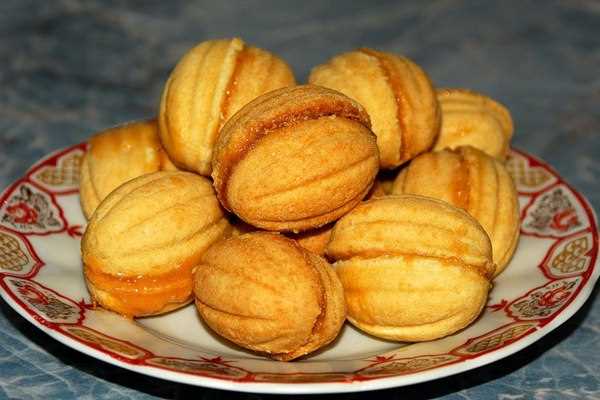 Печенье с грецкими орехами и шоколадной начинкой: сытный и вкусный десерт на основе хлеба.