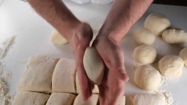 Шаг за шагом: как готовить дрожжевое тесто вручную