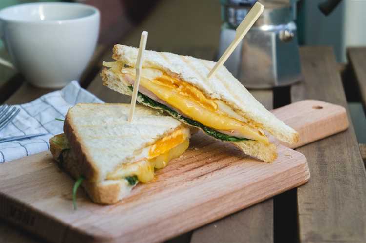 Тосты и гриль: сэндвичи с хлебом, обжаренным на сковороде