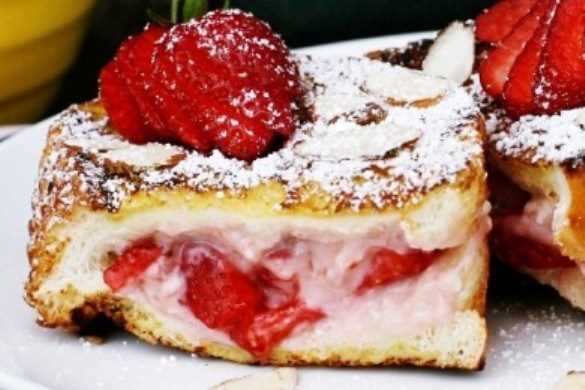 Ванильные французские тосты с клубникой: классические хлебные десерты с ягодной начинкой.